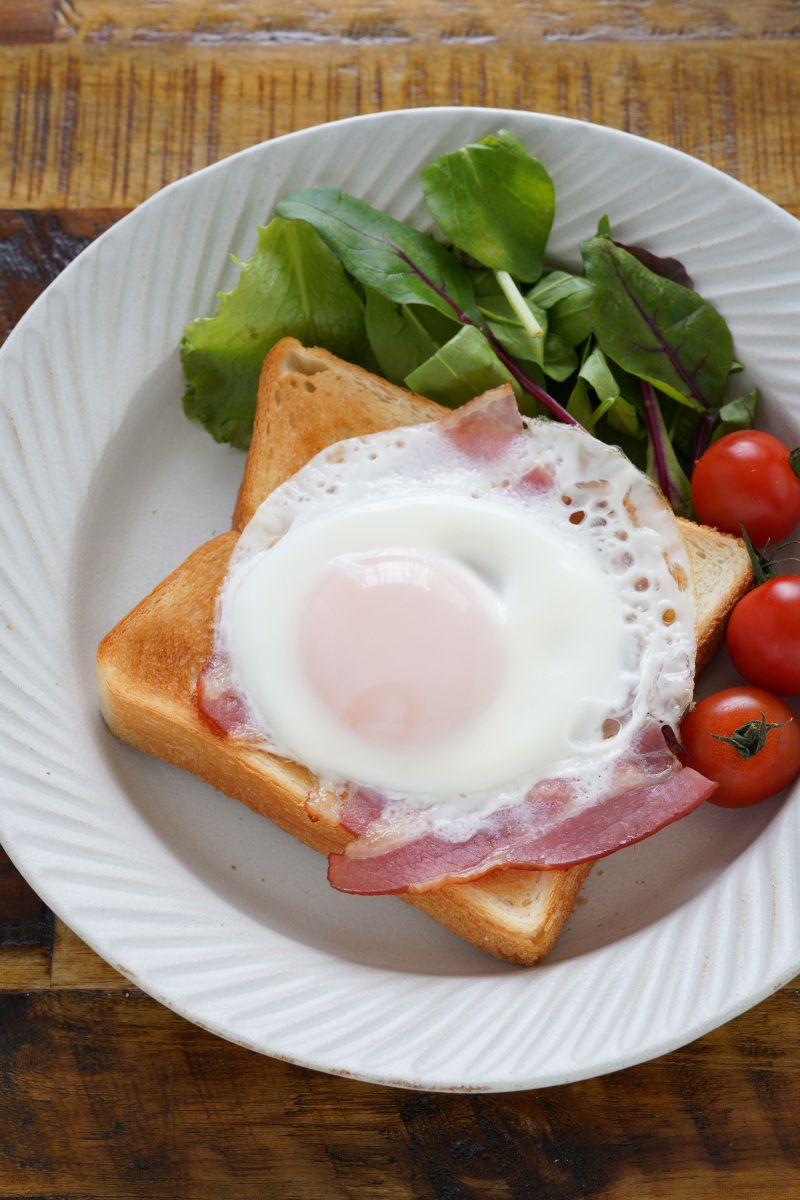 チンして簡単♡エッグベネディクト風目玉焼きトースト | レシピサイトNadia