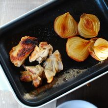 塩麹で揉んだ鶏もも肉と玉ねぎのロースト
