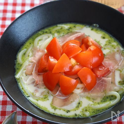 混ぜるだけ！簡単！生ハムとトマトの豆乳バジル冷やしうどん