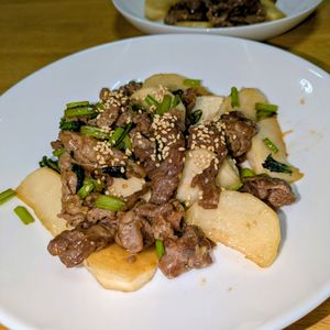 joe sanの作ってみた!投稿(10分で満足おかず♪牛こま切れ肉とかぶのにんにく醤油炒め)