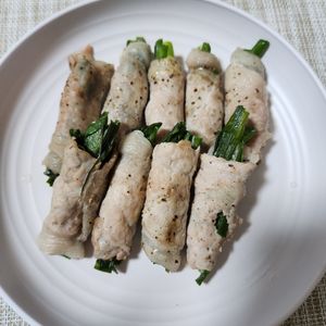 とももの作ってみた!投稿(レモンと塩でいただく「ニラとネギの豚肉巻き焼き」)