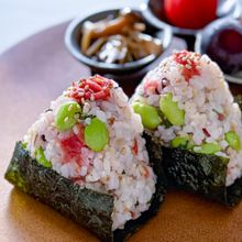 夏の食欲ない朝に！梅と3種の薬味たっぷり枝豆おにぎり