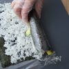 ラップで簡単！【カニカマとアボカドの３色巻き寿司】の工程4