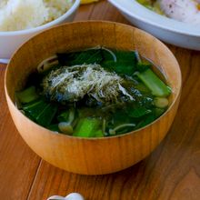 【2分で完成】小松菜とえのきの白だしスープ｜おぼろ昆布の旨味
