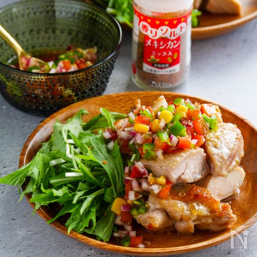 ガーリックチキンとフレッシュ野菜のメキシカンソース添え