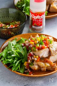 ガーリックチキンとフレッシュ野菜のメキシカンソース添え