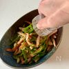 【パパッと5分】ピーマンとしめじとウインナーのカレーマヨ炒めの工程3