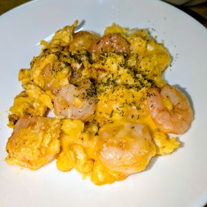 joe sanの作ってみた!投稿(ふわとろ～！！むき海老とチーズ入りマヨ卵炒め)