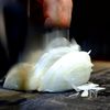 思わず「うまっ！」と一言。『新玉ねぎのたっぷり鶏バーグ』の工程1