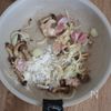 ワンパン15分♪鶏モモしめじ玉ねぎのクリームパスタの工程1