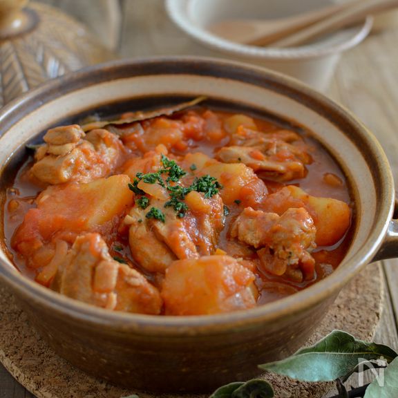 鶏肉とじゃがいものトマト煮。作り置きに便利な洋風おかず♪