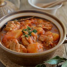 鶏肉とじゃがいものトマト煮。作り置きに便利な洋風おかず♪
