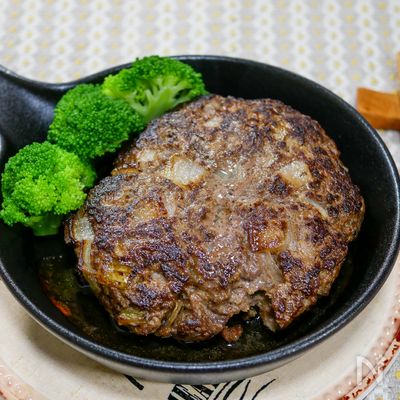 ほぼステーキ、牛ひき肉で作るハンバーグ