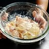 もう普通の唐揚げには絶対戻れない...『ウマ塩唐揚げ』の工程1