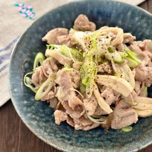 さっぱり食べやすい《豚こまとエリンギのねぎ塩レモン炒め》