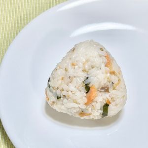 キャピタンの作ってみた!投稿(鮭と大葉のオイルおにぎり)