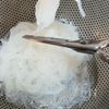 ＼食材1つで簡単／レンジで完結【糸蒟蒻の甘辛胡麻和え】の下準備