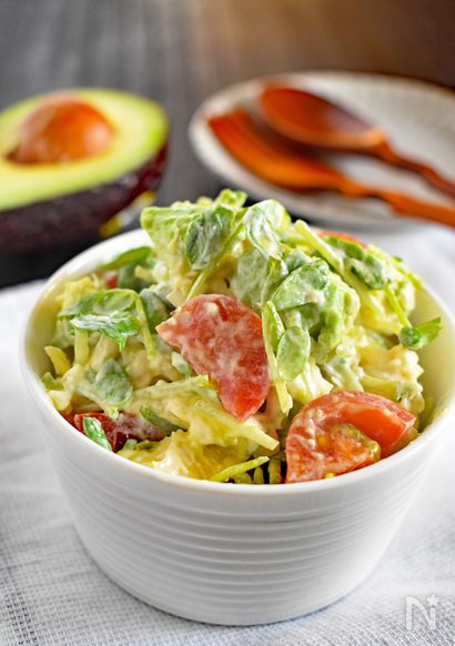 アボカドと豆苗のチキンサラダ