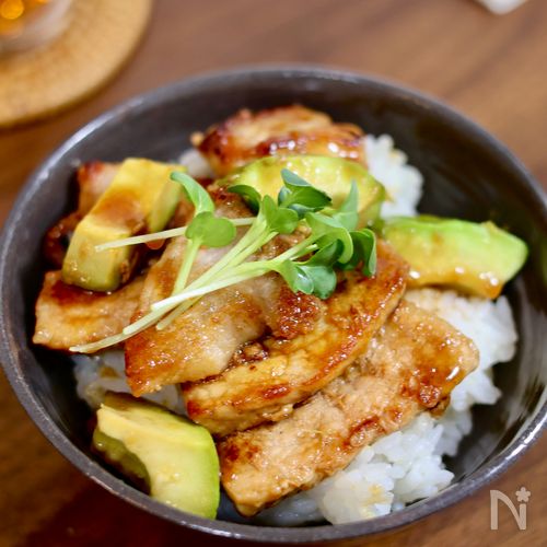 【簡単!】豚肉とアボカドの甘辛丼