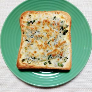 よっこの作ってみた!投稿(栄養満点！しらすとネギの満足トースト！朝ごはんに！)