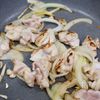『鶏もも肉とニラの旨辛チャプチェ』の工程2