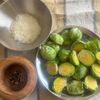 チーズと黒胡椒で【芽キャベツのカーチョエぺぺ】カチョエペペの工程1