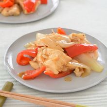 鶏肉と玉ねぎのごま油レンジ炒め