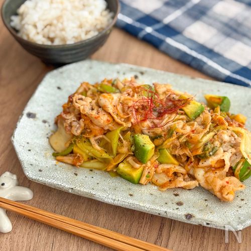 濃厚やみつき♡豚バラとアボカドのキムチーズ炒め