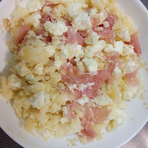 鶏皮坊主の作ってみた!投稿(5分で完成！【クリームチーズと生ハムのおつまみポテトサラダ】)