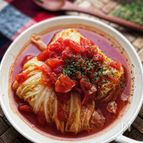 《トマト缶で簡単》ソーセージでロール白菜スープ
