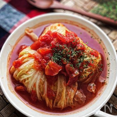 《トマト缶で簡単》ソーセージでロール白菜スープ