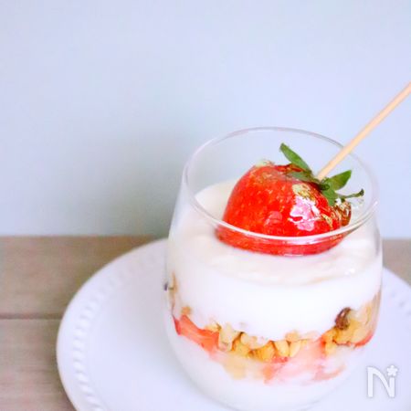 動画あり いちご飴ヨーグルトパフェの作り方レシピ 簡単スイーツ By 姫ごはん 和田良美 レシピサイト Nadia ナディア プロの料理家のおいしいレシピ