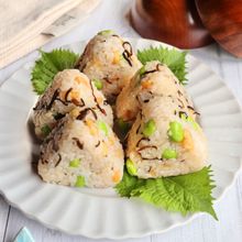 5分で絶品♡塩昆布と揚げ玉と枝豆のおかずおにぎり