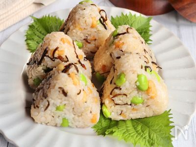 5分で絶品♡塩昆布と揚げ玉と枝豆のおかずおにぎり | レシピサイトNadia