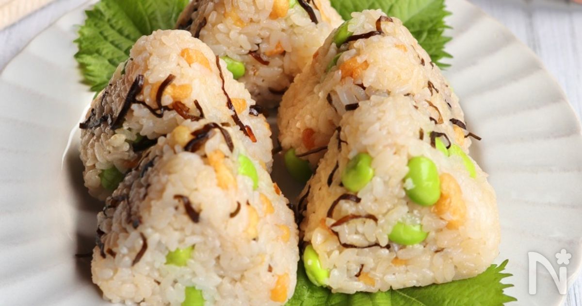 5分で絶品♡塩昆布と揚げ玉と枝豆のおかずおにぎり