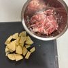 ご飯が進む！【豚こまとじゃがいものガリバタ味噌炒め】ワンパンの工程1