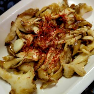 ヴェルの作ってみた!投稿(舞茸だけでこんなに美味しい【舞茸の甘辛ガーリックソテー】)
