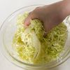 【半玉消費レシピ】春キャベツとしらすのシンプルサラダの工程2
