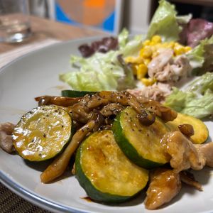 単身赴任おじさんの作ってみた!投稿(こってり美味しい！豚こまズッキーニのオイスター炒め)