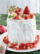 特大バウムクーヘンで苺のデコレーションケーキ