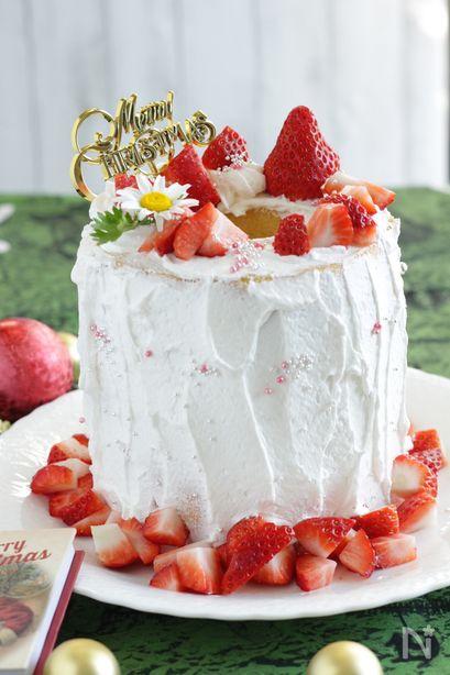 特大バウムクーヘンで苺のデコレーションケーキ