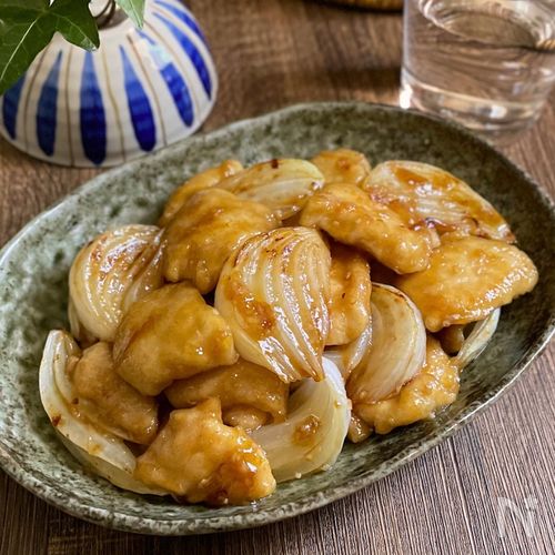 やみつき!「新玉ねぎと鶏むね肉のガーリックバターポン酢炒め」