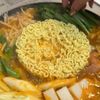 辛ラーメンで作る!野菜たっぷり即席プデチゲの工程2