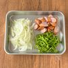【パスタの別茹で不要◎】ガーリック香る♪ワンパンナポリタンの工程1