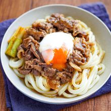 【牛すき温玉うどん】とろ〜り温玉♡甘辛たれが美味しい♬︎