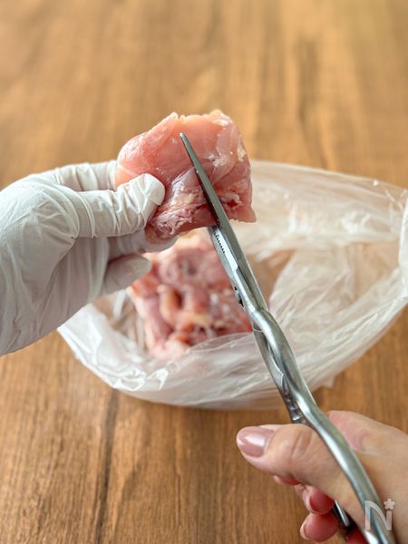 滑りやすい生肉もすぱっと切れる