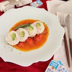 チーズとアボカドのチキンロール　簡単トマトソース