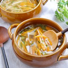 簡単に作れる♡『にんじんとえのきとねぎのごま風味スープ』