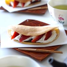 もちもち生どら焼き｜苺とチーズクリームサンド