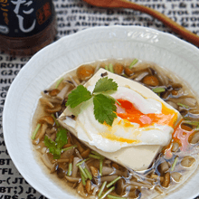 自然なトロミ♡あごだしの滑らかなめこの温泉卵がけ絹豆腐